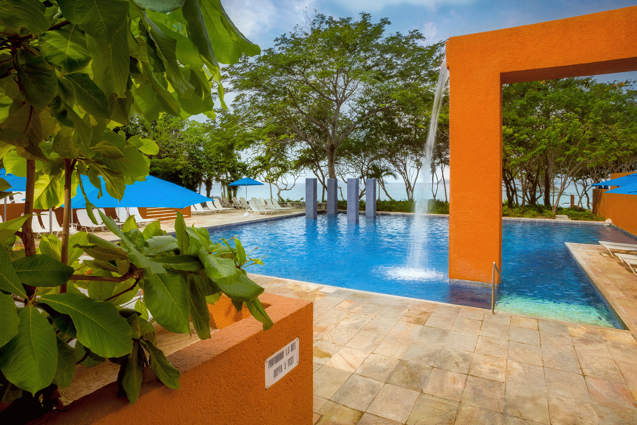 Bar and pool at Hotel Las Brisas Ixtapa